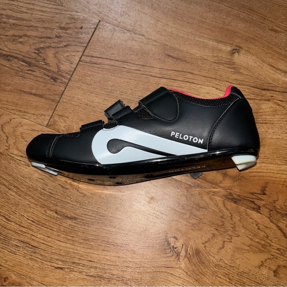 Peloton Cycling Black Red Shoes Size 39 Women’s 8 Men’s 6 - Picture 5 of 8